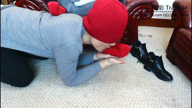 跪舔12侑主棉袜小脚裸足，被女主各种羞辱！足控资源网|爱秀美图