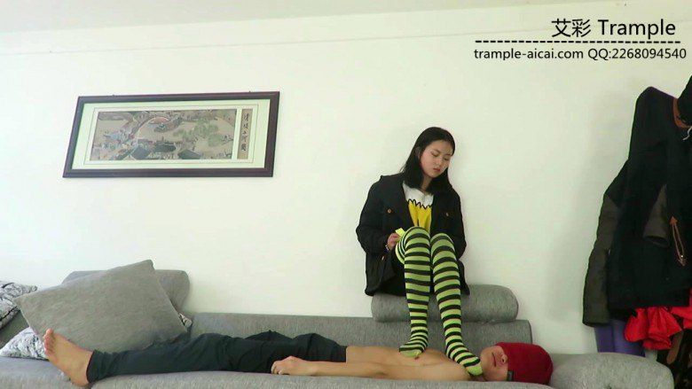 媛媛女主长筒袜踩踏，脚插嘴，全体重踩下体！足控资源网|爱秀美图