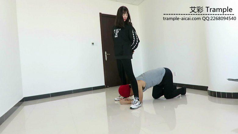 00后天使女主踢裆暴打贱狗逼迫其钻跨踩头羞辱！足控资源网|爱秀美图