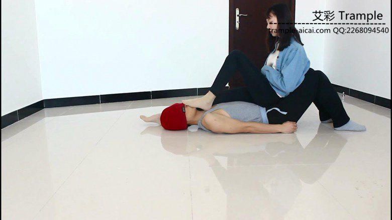 00后天使女主坐肚子，贱狗给舔肉丝！足控资源网|爱秀美图