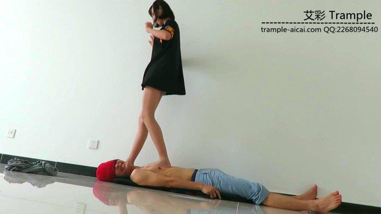 00后天使女主肉丝踩头踏步踩下体！足控资源网|爱秀美图