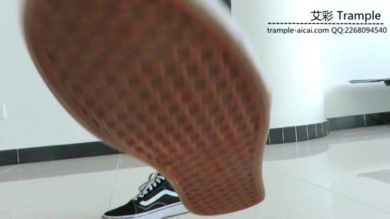 第一视角00后天使女主谩骂贱狗无能展示鞋子！足控资源网|爱秀美图