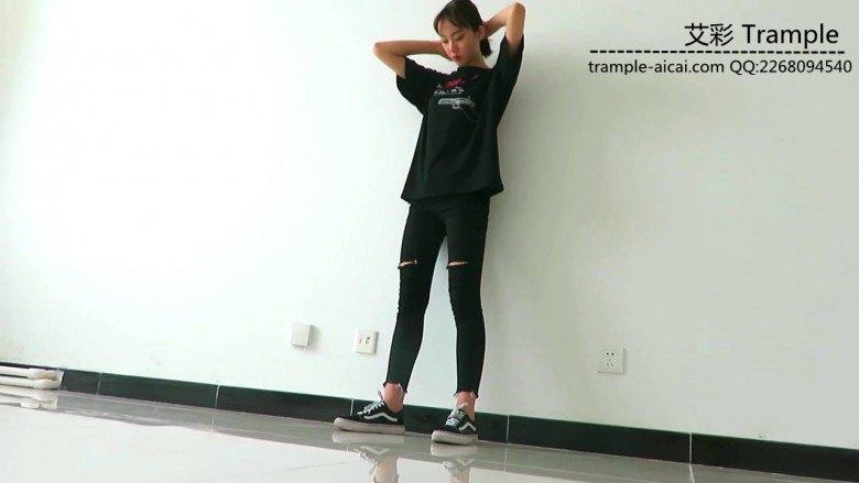 00后天使女主帆布鞋大踏步践踏贱狗！足控资源网|爱秀美图