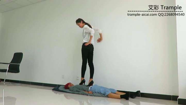 瑶主与闺蜜高跟鞋靴全力践踏脚下贱狗！足控资源网|爱秀美图