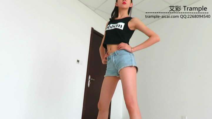 00后天使女主运动装羞辱贱狗钻跨踩踏！足控资源网|爱秀美图