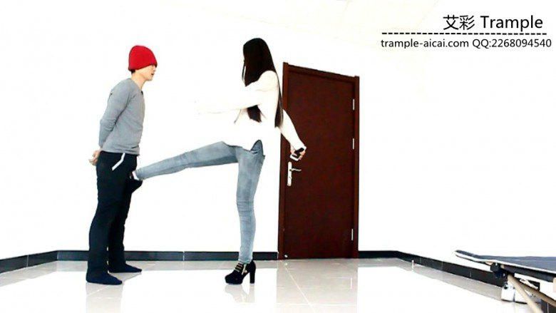 超美冷傲天依女主高跟短靴对贱狗踢踹、坐腹及全体重踩踏！足控资源网|爱秀美图