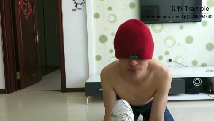 跪舔00后天使女主肮脏的运动鞋底！足控资源网|爱秀美图