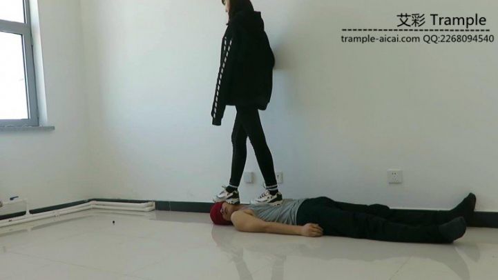 00后天使女主运动鞋；黑棉袜；裸足踩玩贱狗！足控资源网|爱秀美图