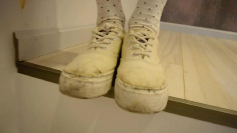 『奴隶岛』—POV跪舔发黄布鞋和玉足