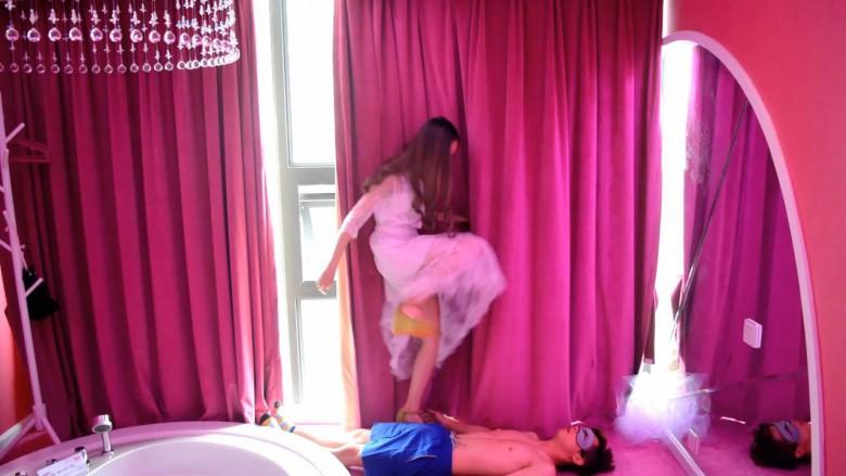 『奴隶岛』—坡跟鞋、细跟鞋跺踩裆部