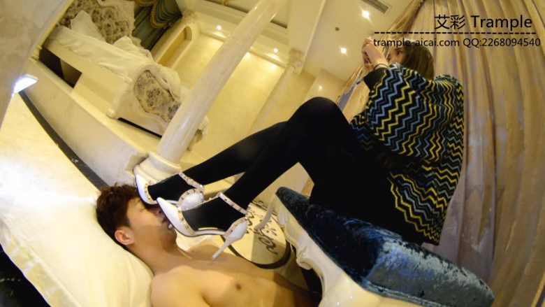 『奴隶岛』—萱萱无情踩刺脚垫