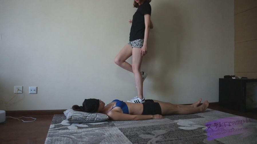 『小妮女女』白袜脏运动鞋践踏女毯子足控资源网|爱秀美图