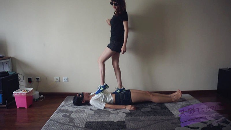 『小妮女女』白袜运动鞋的羞辱践踏女奴足控资源网|爱秀美图