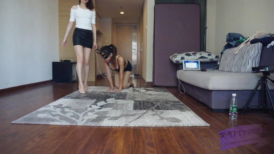 『小妮女女』小妮S超性感高跟，极度虐踩母狗(超细鞋跟全体重）足控资源网|爱秀美图