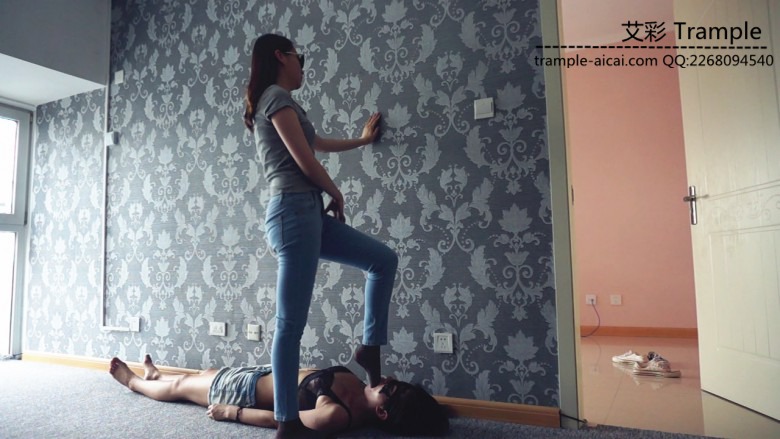 『小妮女女』原味黑短丝插嘴深喉，牛仔裤.足控资源网|爱秀美图