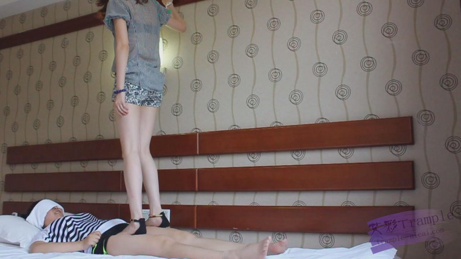 『小妮女女』平底鞋全体重践踏母狗，跺下体跺胸，全重量踩脸脖子，羞辱–调教视频|雅痞猫叔