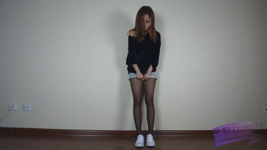 美女黑丝帆布鞋踩踏+舔裸足足控资源网|爱秀美图