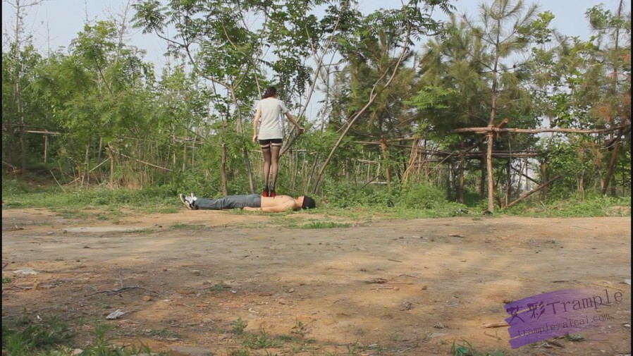 户外高跟践踏调教，舔鞋底，舔黑丝嫩白玉足足控资源网|爱秀美图