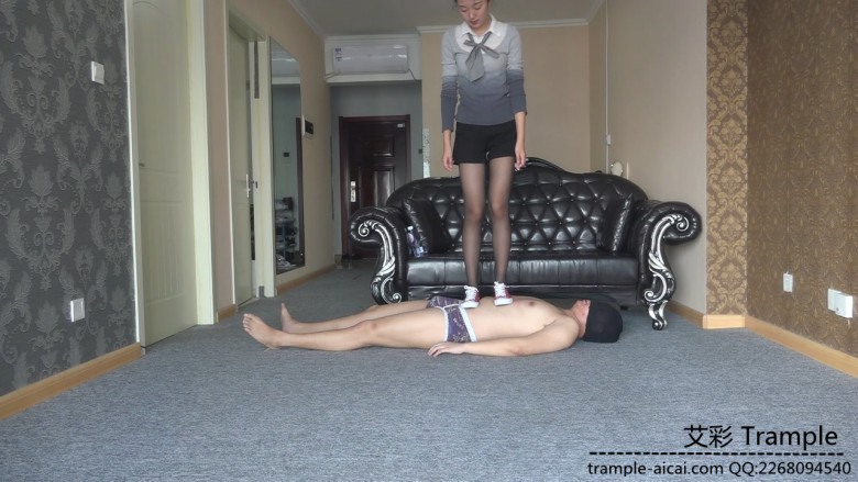 173美眉黑丝帆布鞋踢裆+随意踩踏足控资源网|爱秀美图