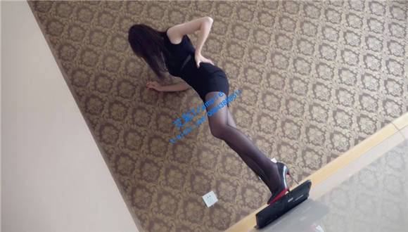 小妮黑丝性高跟鞋暴力粉碎笔记本电脑！足控资源网|爱秀美图