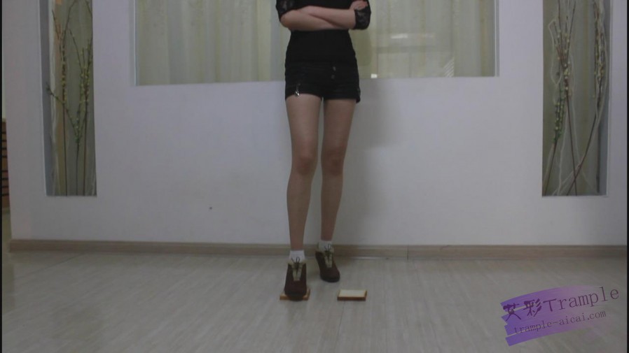 脏鞋原味袜子踩面包喂食，第一视角羞辱，控制足控资源网|爱秀美图