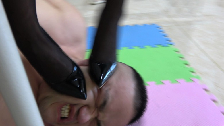 冷柔凶狠踩踏，鞋尖暴虐肚子足控资源网|爱秀美图