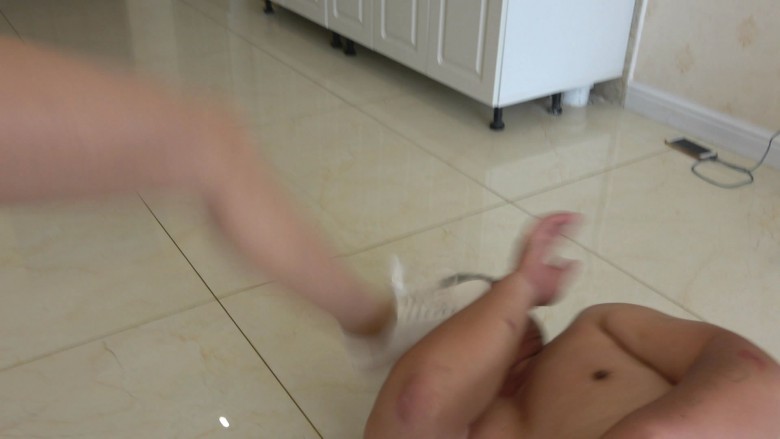 超脏小白鞋，白棉袜暴力羞辱猪头足控资源网|爱秀美图