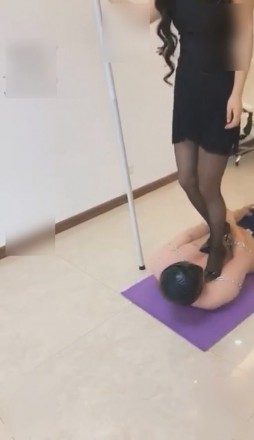 冷柔重度虐乳踩踏足控资源网|爱秀美图