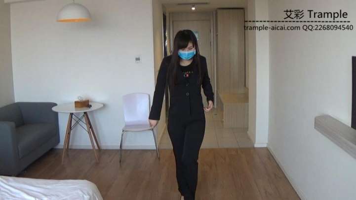 高跟白色运动鞋木板 物品粉碎足控资源网|爱秀美图