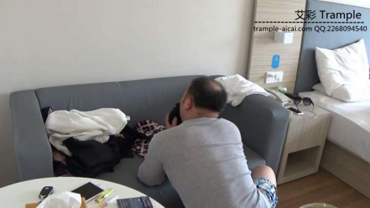 好色房东偷吻女租客内衣遭虐打足控资源网|爱秀美图