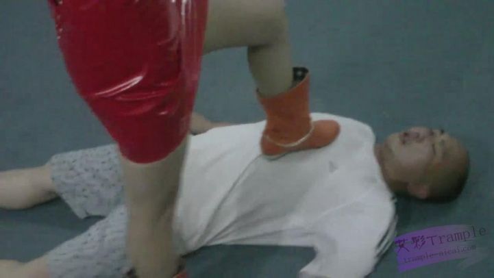 狠辣女警潜入（1）—高抬腿踩脖子踩死吐血足控资源网|爱秀美图