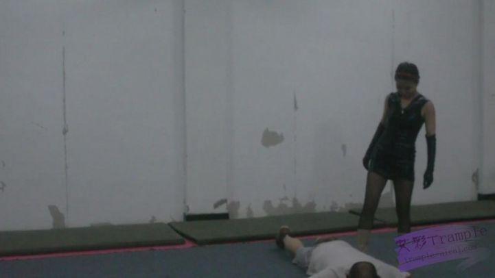 黑皮衣狠辣女警潜入（2）—高抬腿踩脖子踩死吐血足控资源网|爱秀美图