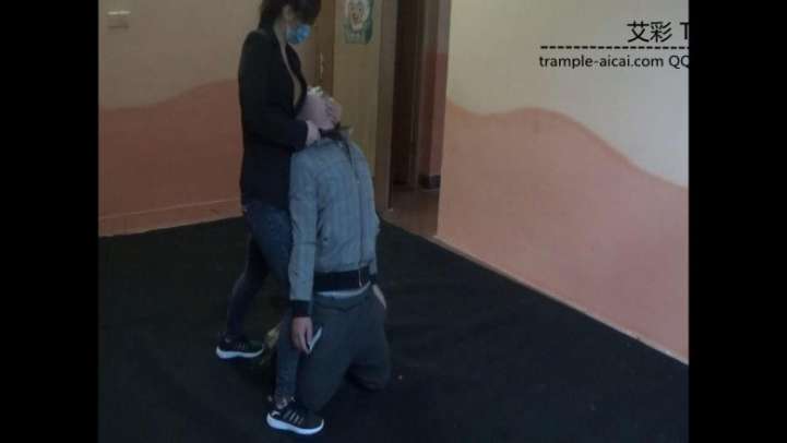 女特工宰杀暴徒。足控资源网|爱秀美图