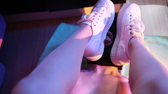 【黑丝诱惑】素女沐沐踩在奴身上换小白鞋 YC-220419-8足控资源网|爱秀美图