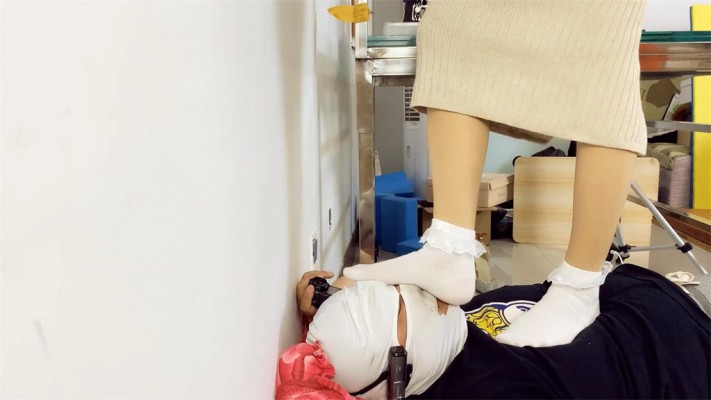 【婧児小主】晓G帆布鞋脏白袜踩头踩脖子 踩踹审讯最后裁断囚犯脖子！ YC-220516-4足控资源网|爱秀美图