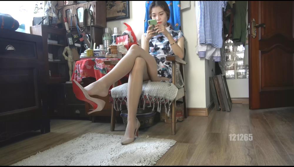 [视频] K&M 156-眉目清秀的美女展示她那干净而又清爽的丝足