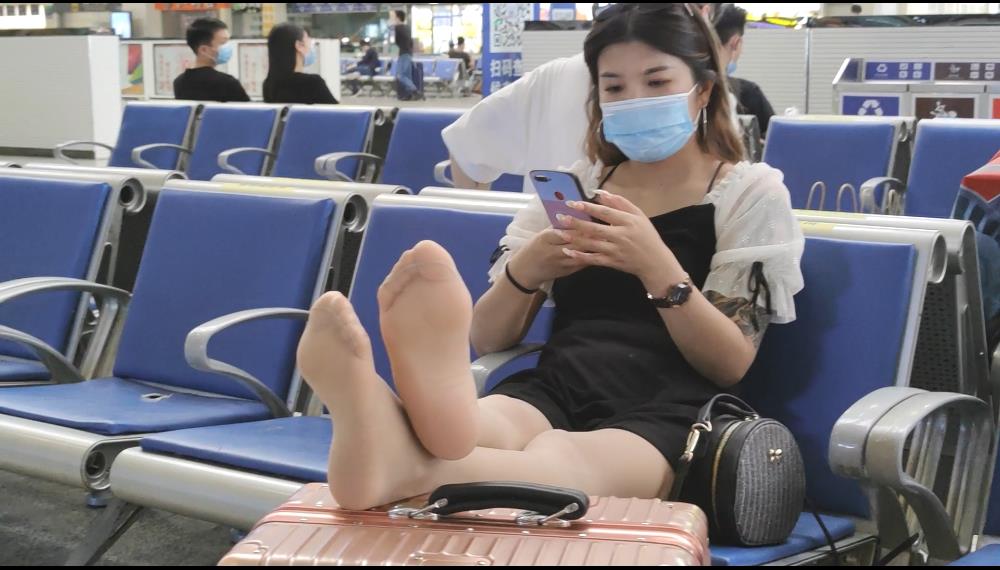 [视频] K&M 189-候车室美女，行李箱上“释放”自己的原味肉丝