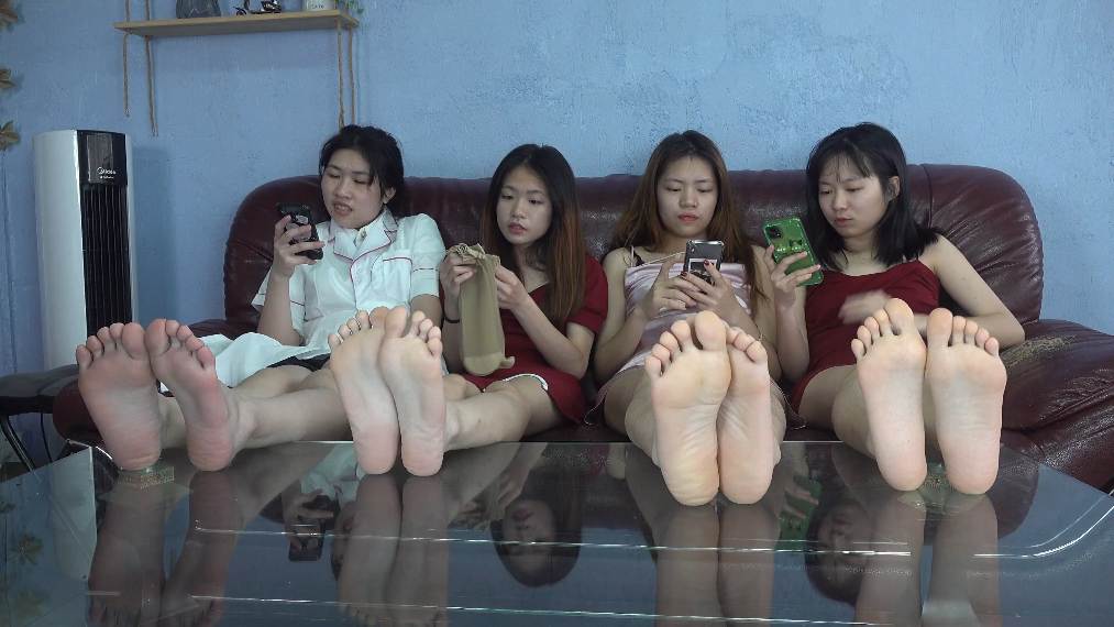 [视频] 南国足艺 视觉盛宴，潘婷，小美，小惠和李怡四人肉丝美脚诱惑，脚对脚比脚丫等
