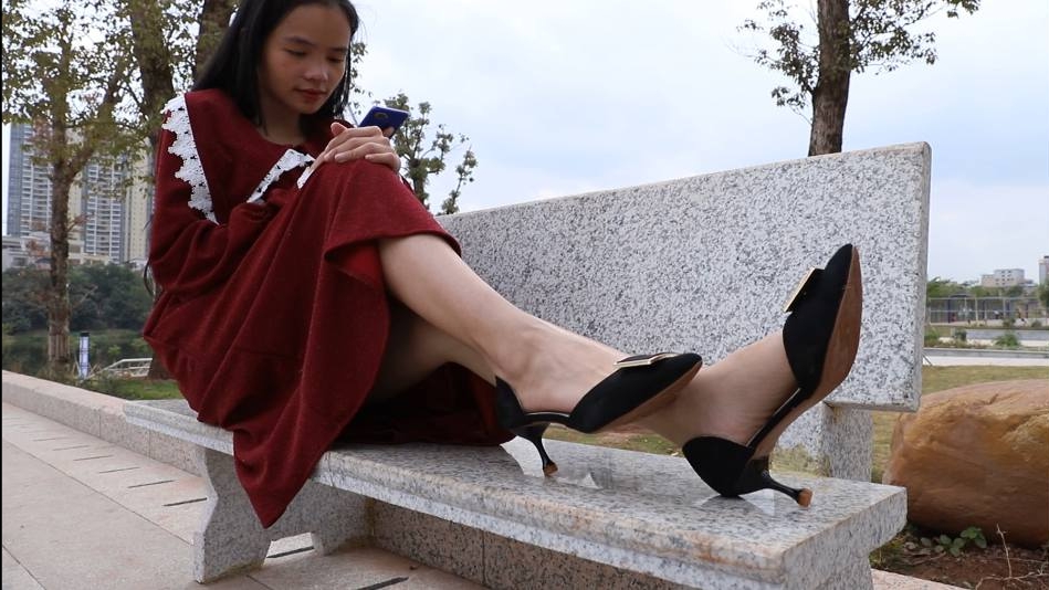 [视频] 南国足艺 小美公园展示高跟美脚，男朋友在旁边看