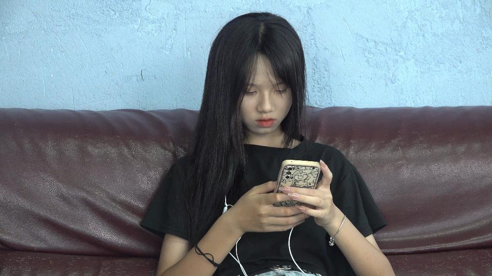 [视频] 南国足艺 思薇凉高美脚挑鞋玩鞋，展示40码大脚丫，各种角度诱惑