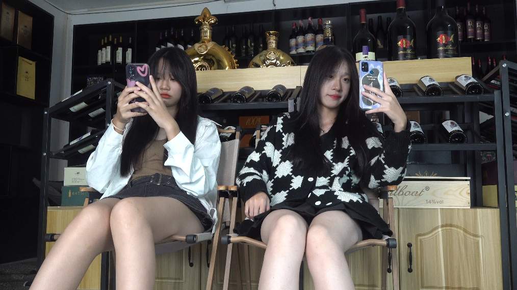 [视频] 南国足艺 思薇和美琪，无意识玩脚，随意抚摸，颜值太美了