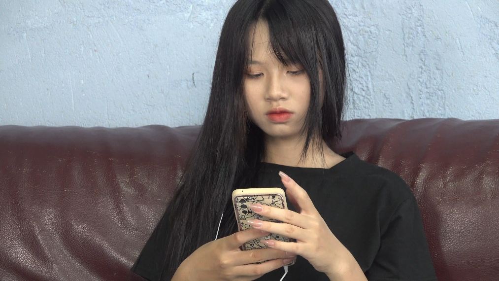 [视频] 南国足艺 思薇40码大脚，手感真好，笑的甜美，随意的把玩