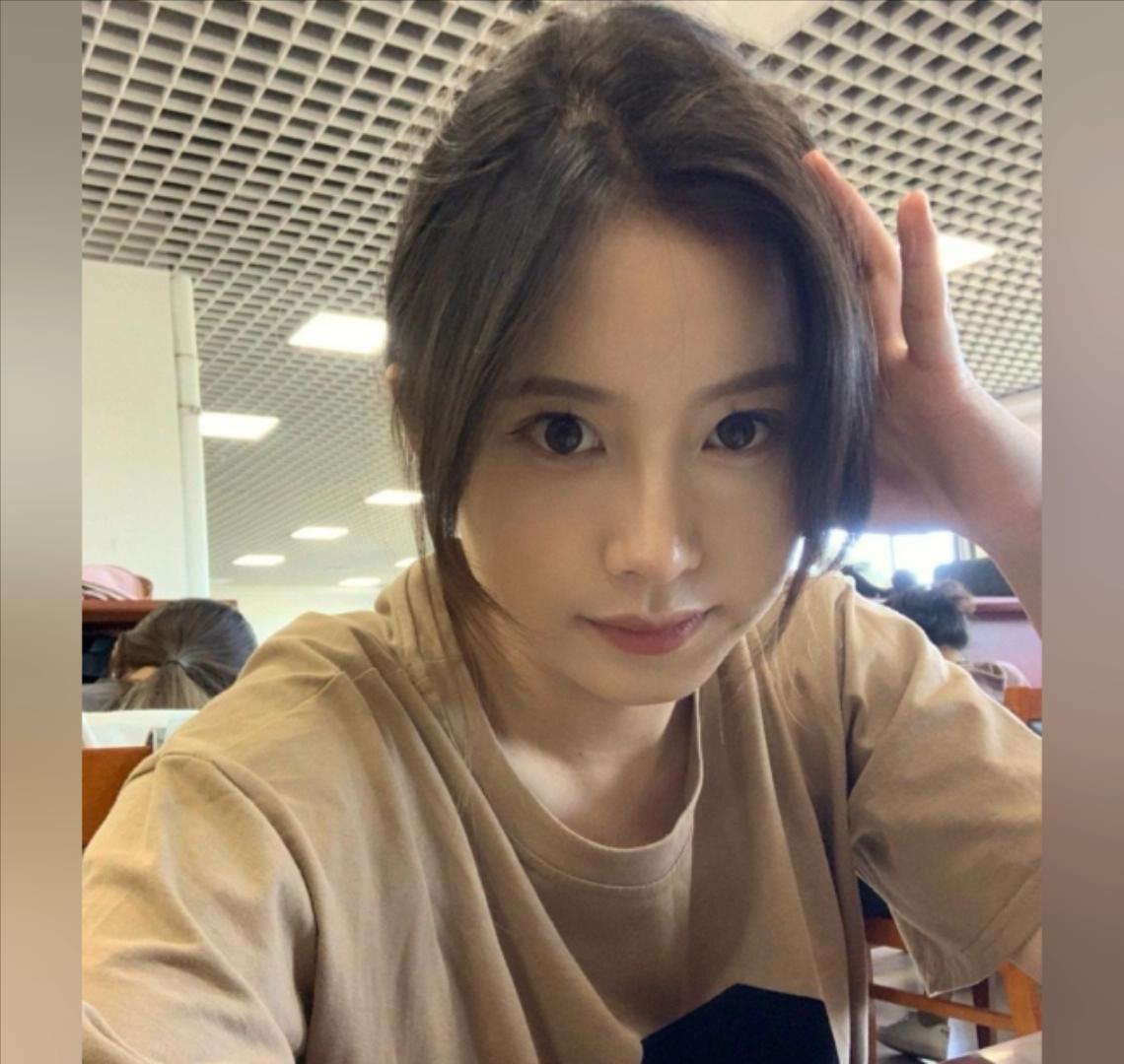 约来校园的风衣小女神脱掉靴子舔她的超嫩脚底