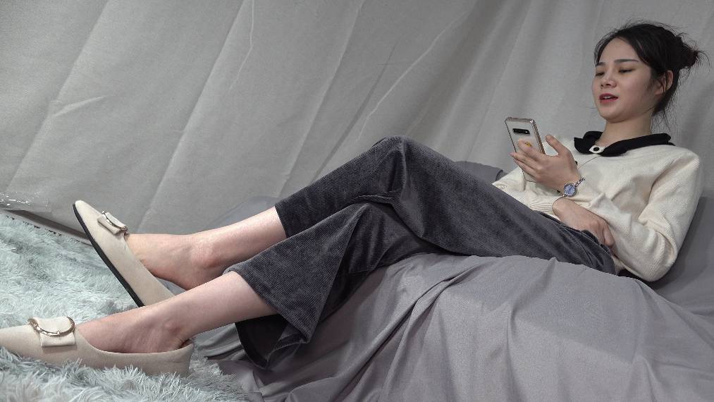 [视频] 南国足艺 慕丝沫沫平底鞋里的原味美脚，挑鞋玩鞋，原味美脚就是迷人