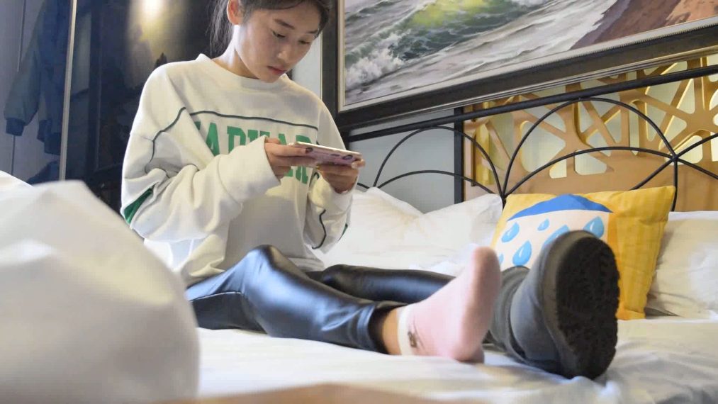 大学城搭讪约舔害羞大学生妹子香足