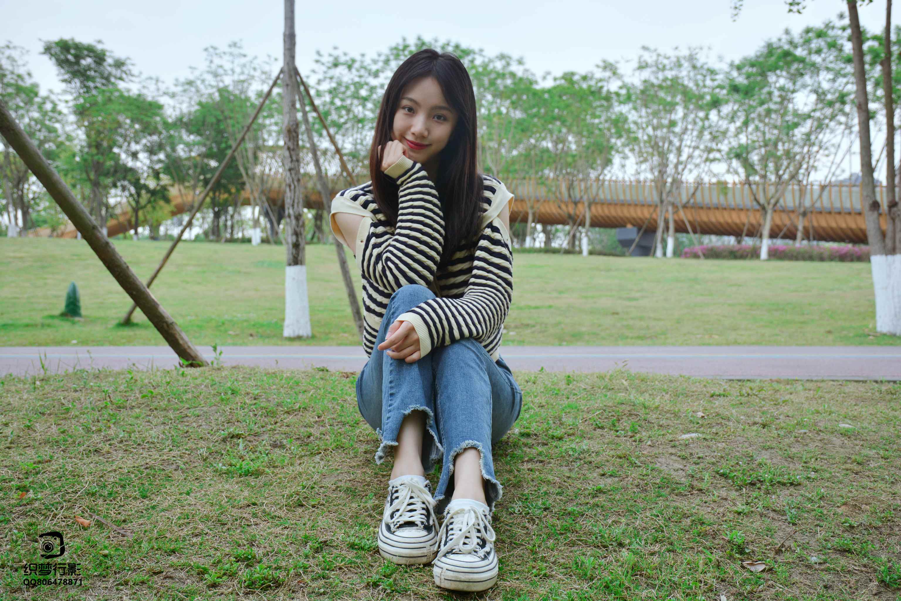 [织梦映像]少女牛仔裤-草地白袜