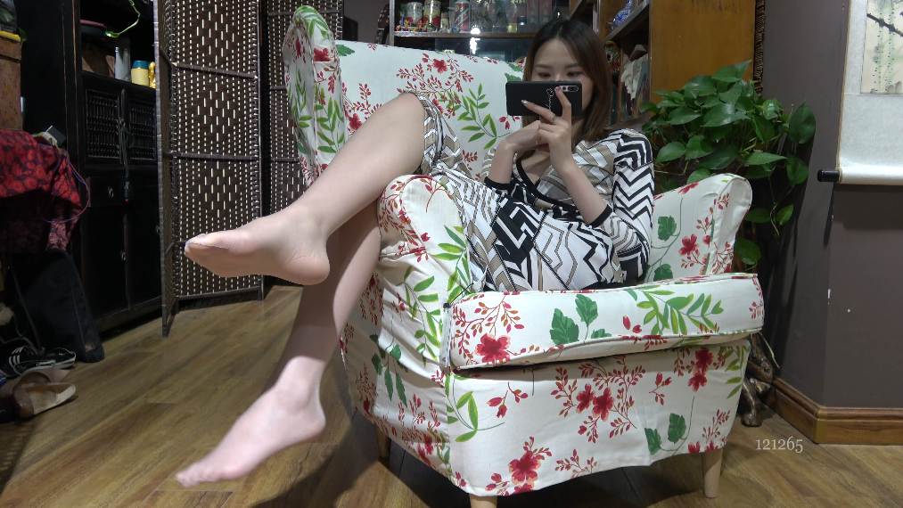 [视频] K&M 267-沙发连衣裙美女肉丝高跟挑鞋