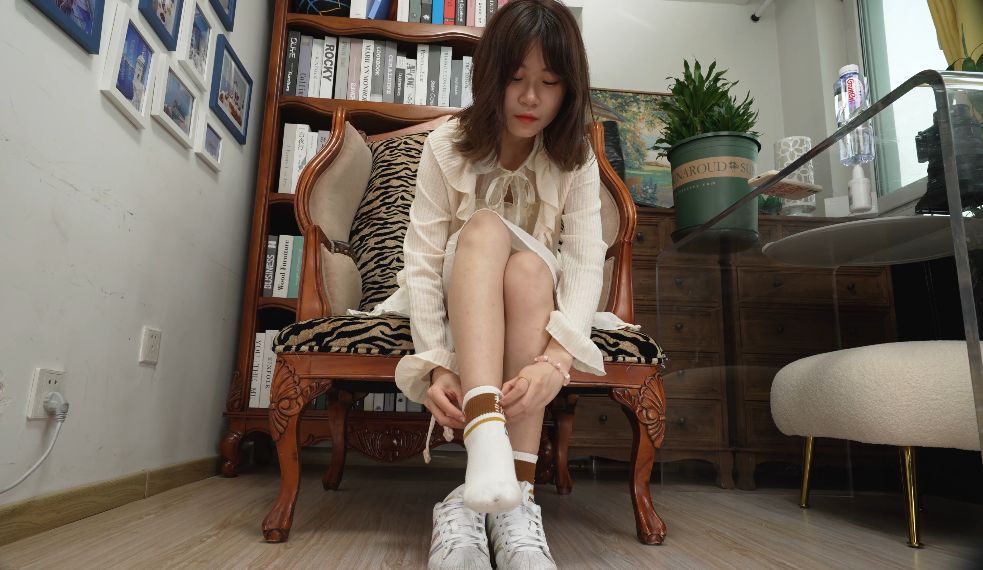 [视频] A&F 069-可爱的小女生冰凌展示性感的36码小脚