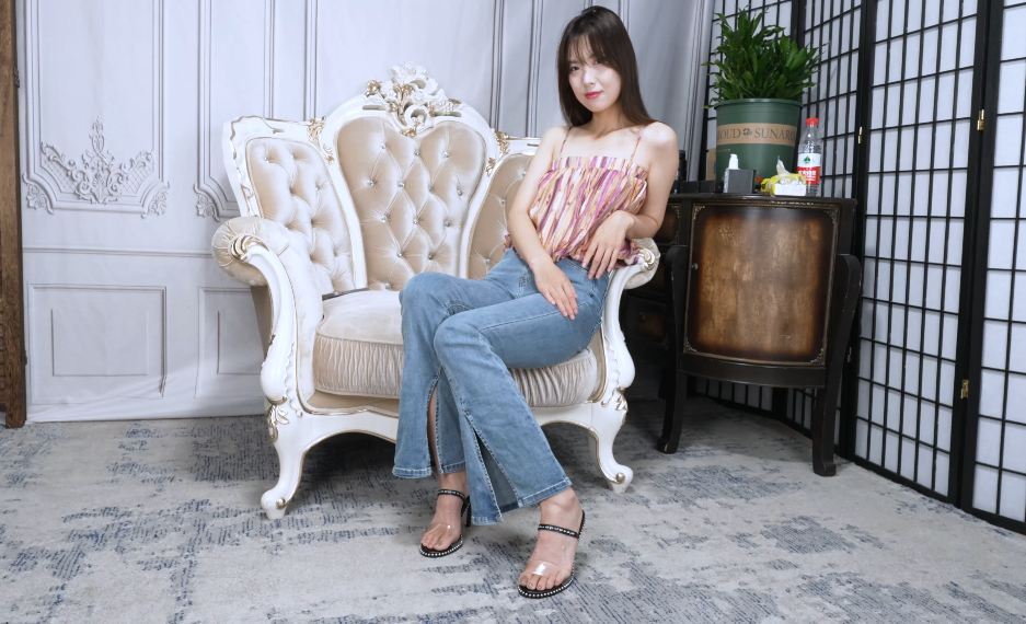 [视频] A&F 094-美女王佳展示性感的大脚