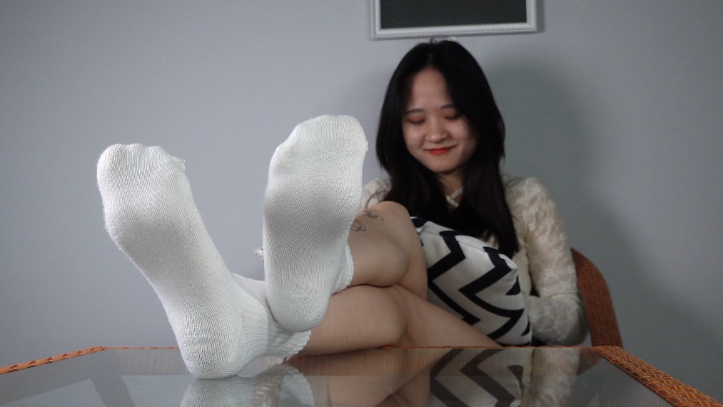 [Pary学生模拍]视频004 小怡脱下白棉袜展示36码白嫩原味脚丫